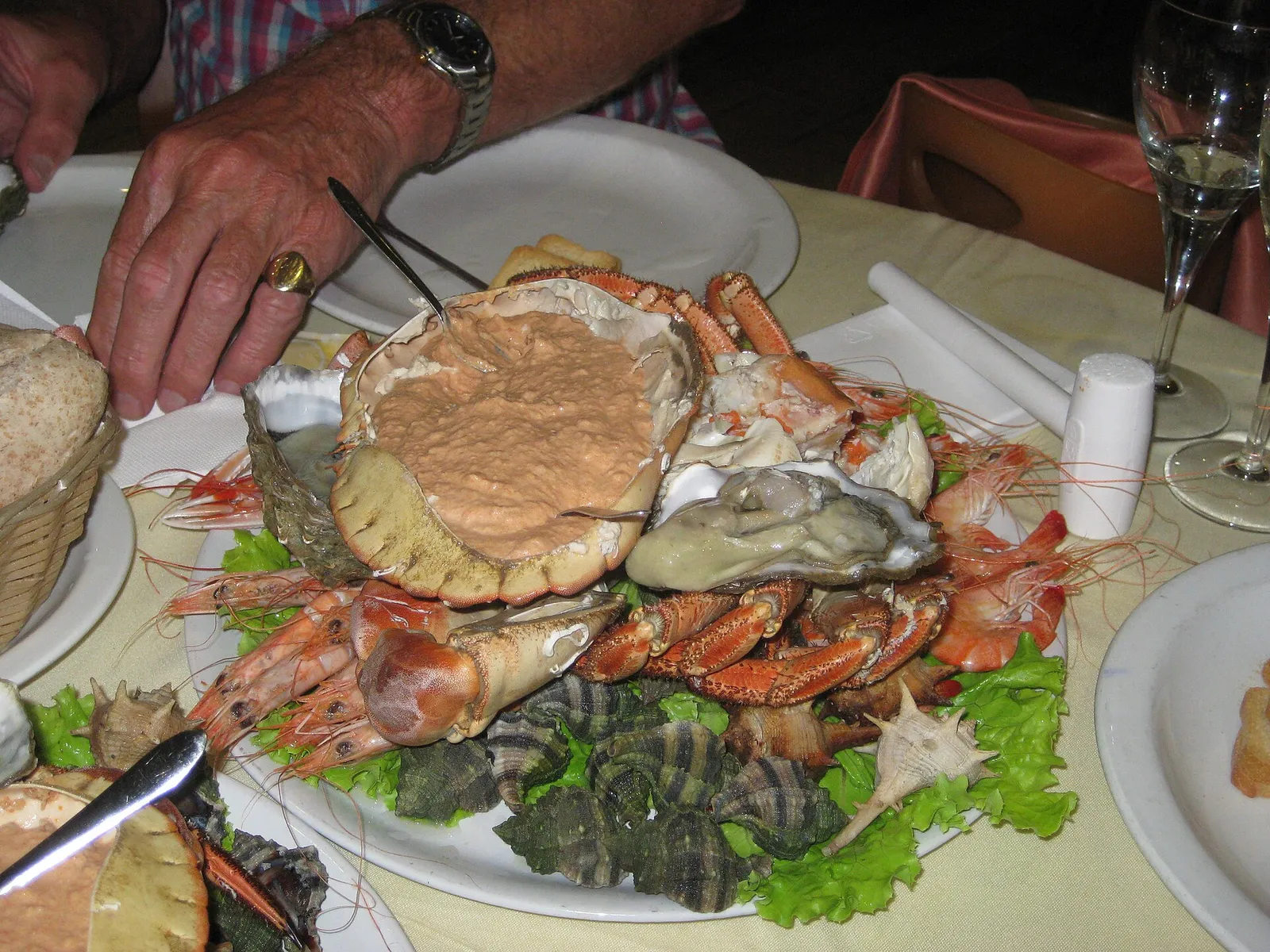 מגש פירות ים טרי בסגנון מסעדת Cervejaria Ramiro בליסבון, צדפות שרימפס וסרטנים על משטח מתכת, חוויית אוכל ים מקומית קלאסית