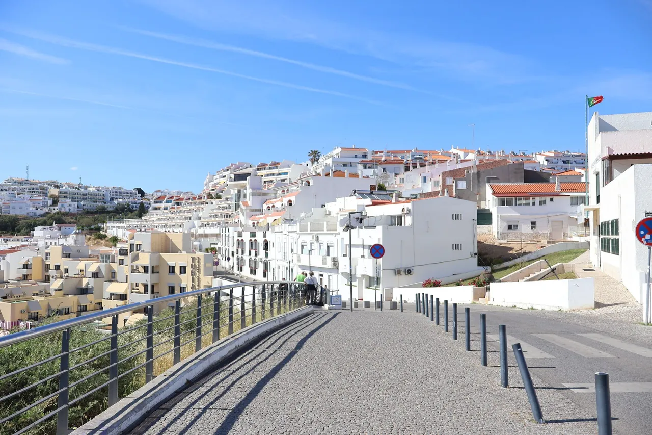 אזור אלבופיירה באלגרבה שבפורטוגל, בסיס פופולרי לחופשות משפחתיות