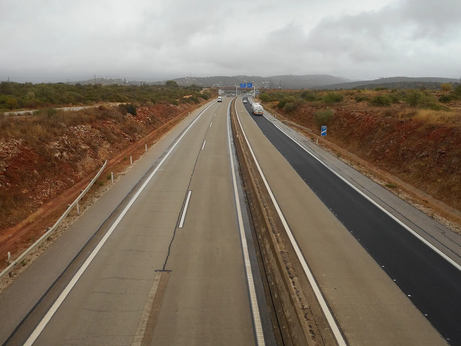 כביש האגרה האלקטרוני A22 באלגרב שבפורטוגל שבו מצלמות סורקות את לוחית הרישוי ללא מחסומים