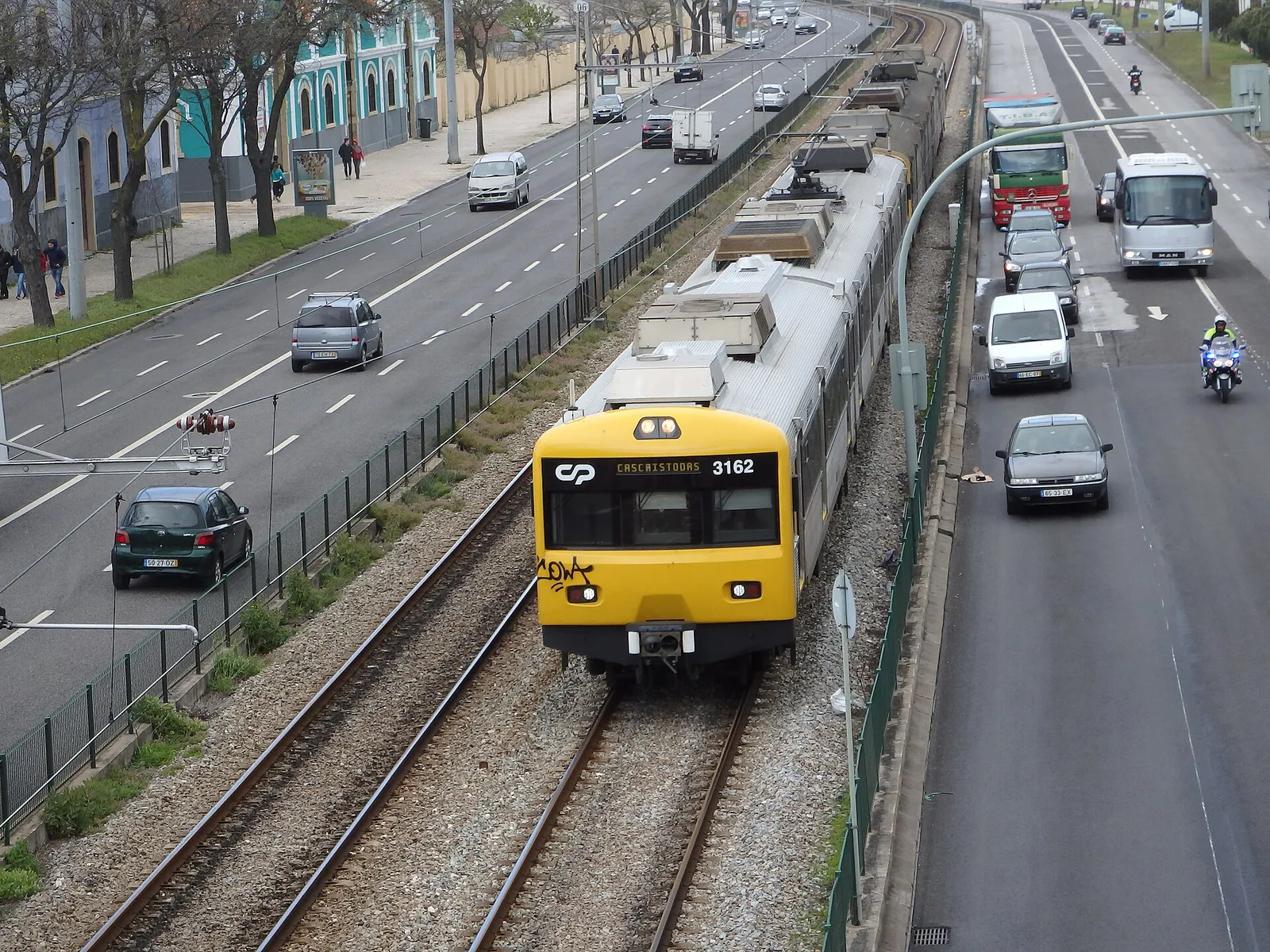 רכבת החוף הצהובה של קו קשקאיש נוסעת מליסבון לאורך הכביש החופי, נקודת היציאה לטיול יום בריביירה הפורטוגזית