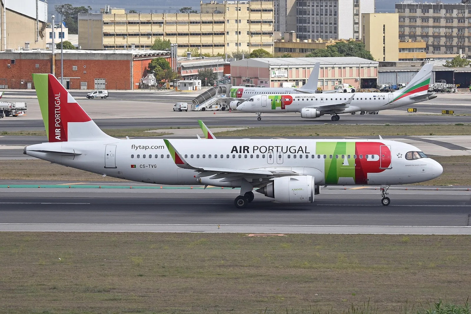 מטוס איירבוס A321neo של חברת TAP אייר פורטוגל על מסלול נמל התעופה, ייצוג של הטיסה לפורטוגל שלקראתה נדרש אישור ETIAS ומעבר ביקורת הגבולות הביומטרית EES