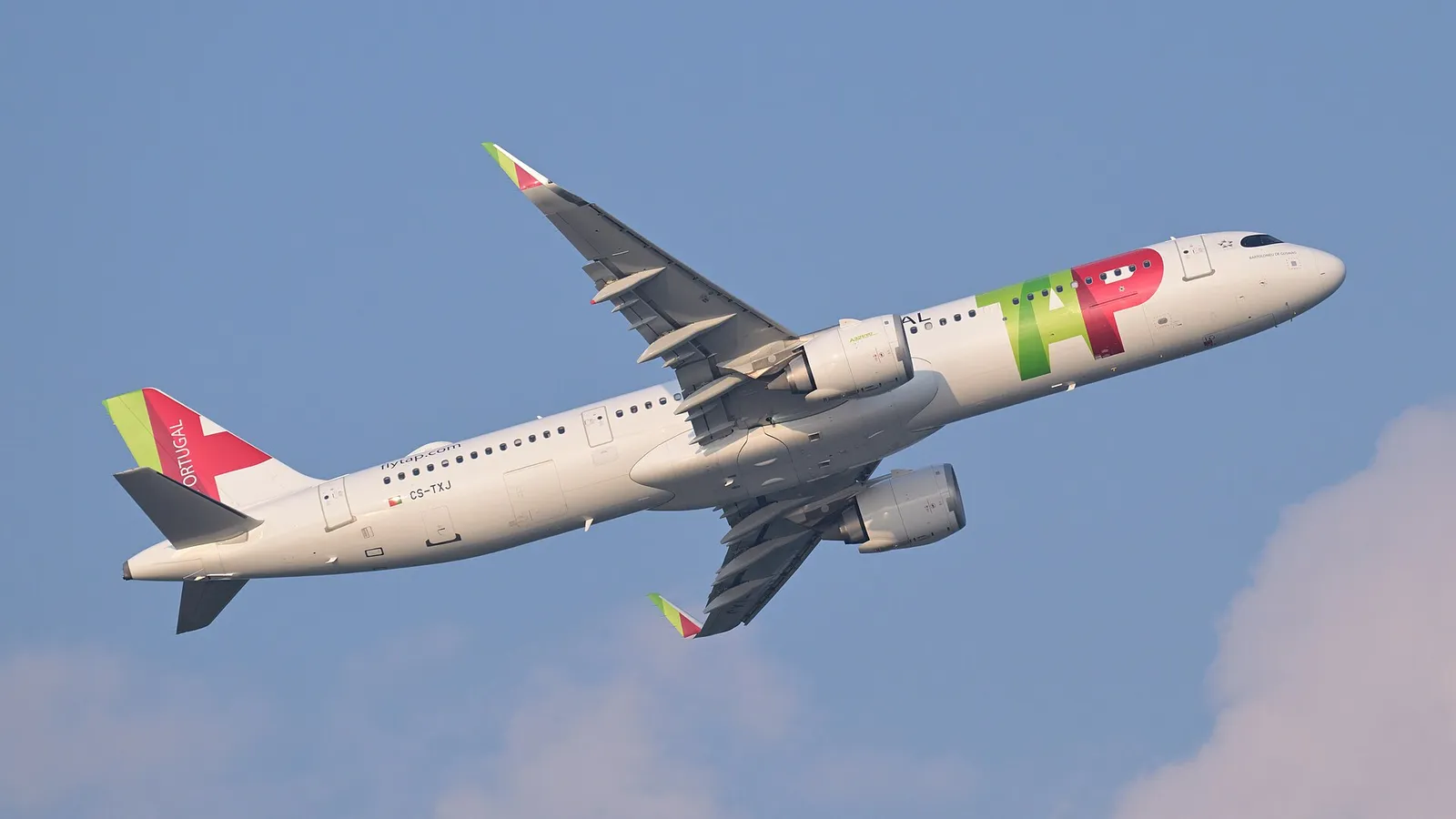 מטוס Airbus A321neo של TAP Air Portugal על המסלול, חברת התעופה המפעילה טיסות ישירות מתל אביב לליסבון