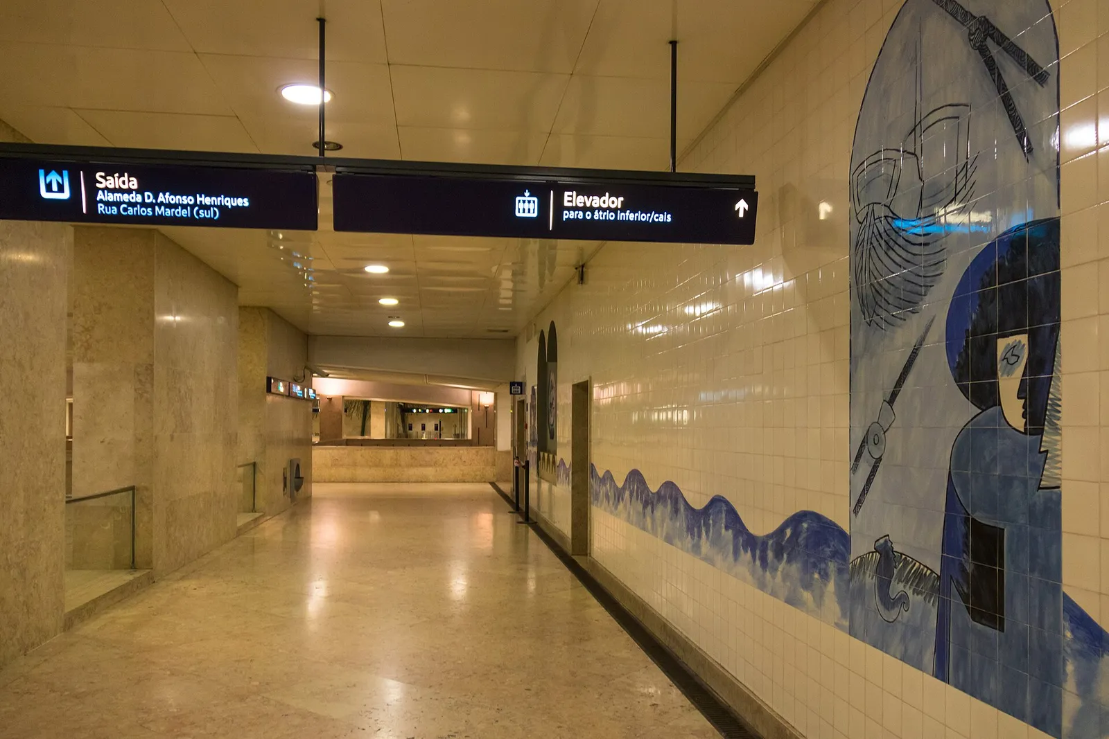 רציף תחנת מטרו Alameda בליסבון עם ציורי אזולז'ו כחולים על הקירות, תחנת ההחלפה בדרך משדה התעופה למרכז העיר
