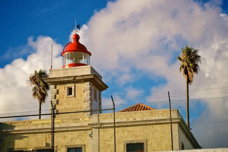 המגדלור של פונטה דה פיאדדה בלאגוש, על הצוק שמעל האוקיינוס