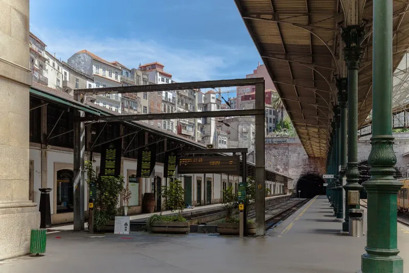 הרציפים של תחנת סאו בנטו בפורטו, מתחת לגגון הברזל