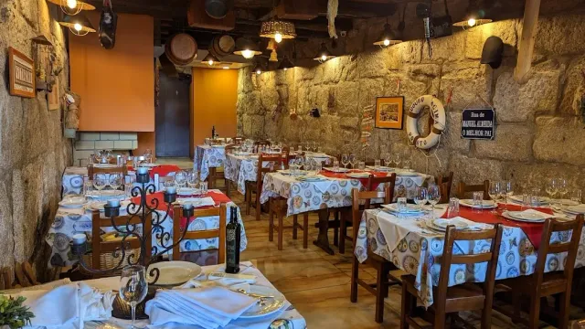 חדר אבן עם מפות מצוירות, גלגל הצלה על הקיר וסירי נחושת
