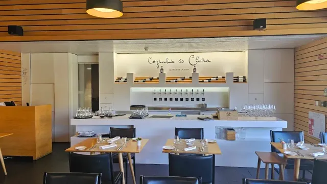 אולם מודרני עם תקרת עץ, דלפק מטבח פתוח ושולחנות ערוכים