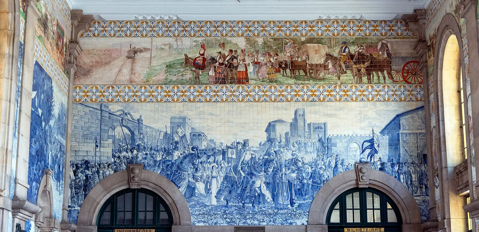 אריחי אזולז'וס כחולים ולבנים המתארים סצנות מההיסטוריה של פורטוגל בתחנת סאו בנטו, פורטו