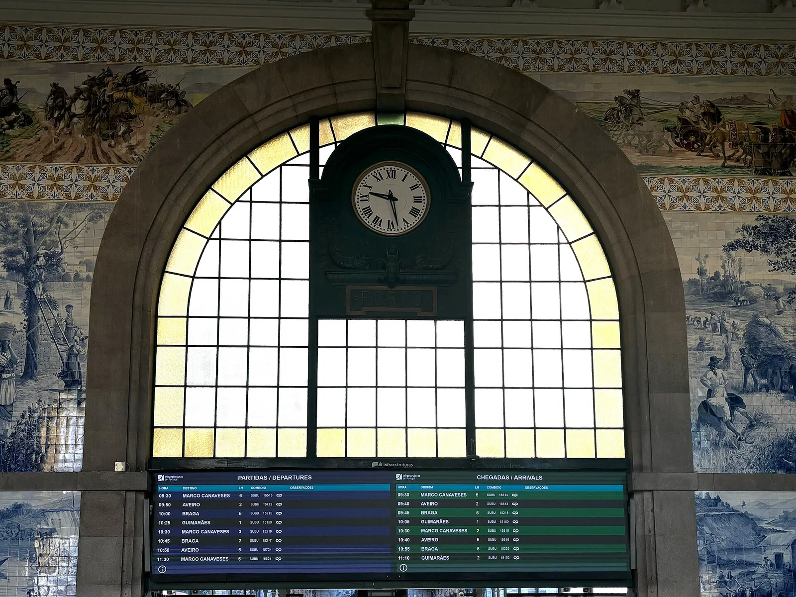 אולם הכניסה של תחנת הרכבת סאו בנטו בפורטו, פורטוגל, מכוסה באלפי אריחי אזולז׳ו כחולים ולבנים מצוירים ביד