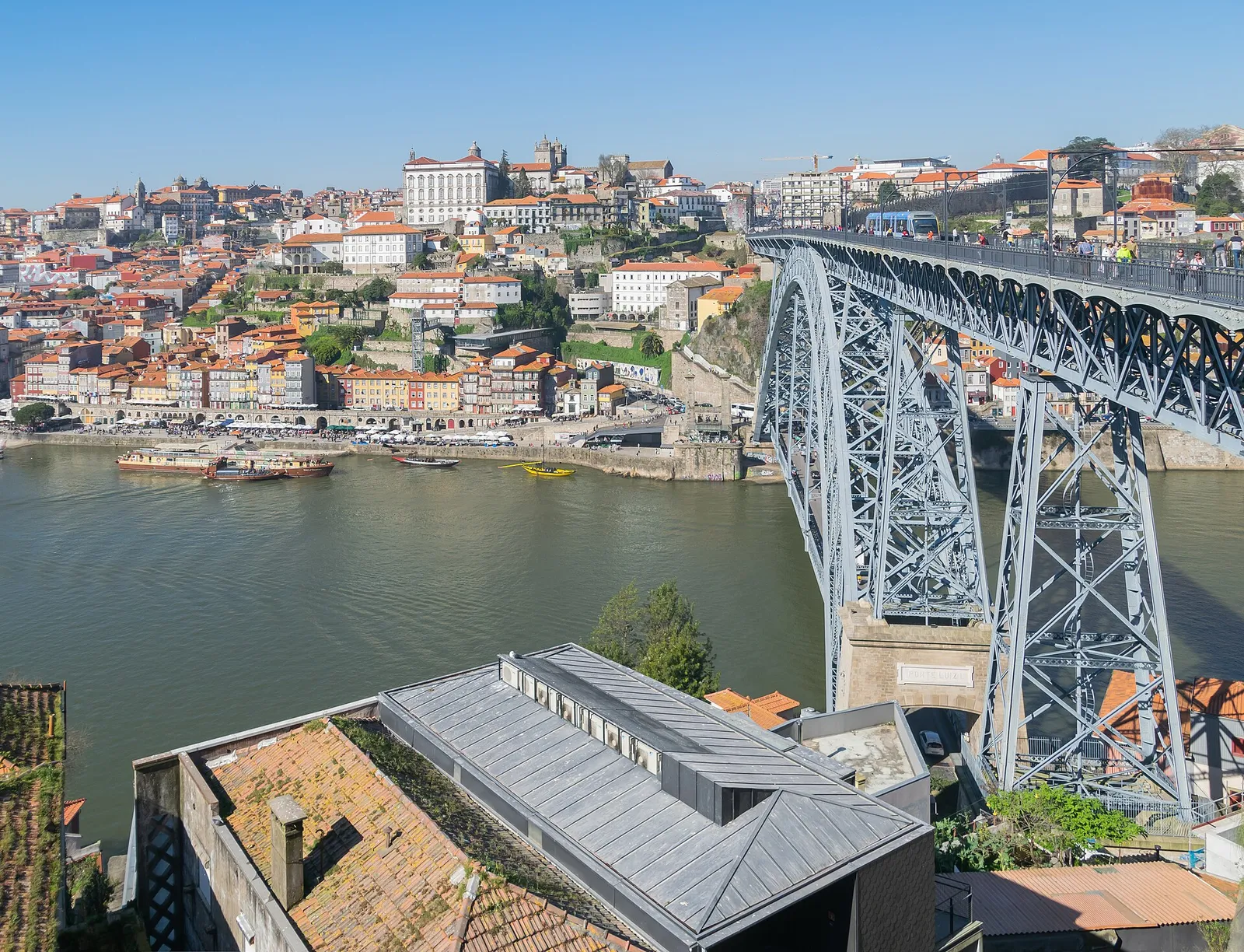 נוף באור יום מגן Jardim do Morro על קו הרקיע של פורטו וגשר דום לואיש הראשון מעל נהר הדורו, פורטוגל