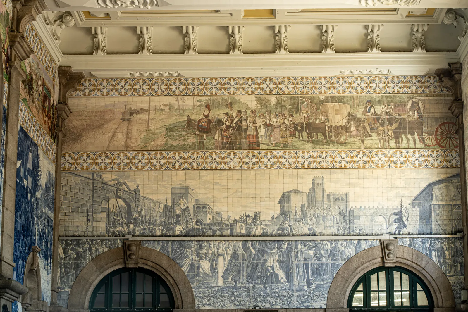 אולם הכניסה של תחנת הרכבת סאו בנטו בפורטו מכוסה באריחי אזולז׳ו כחולים לבנים עם סצנות היסטוריות