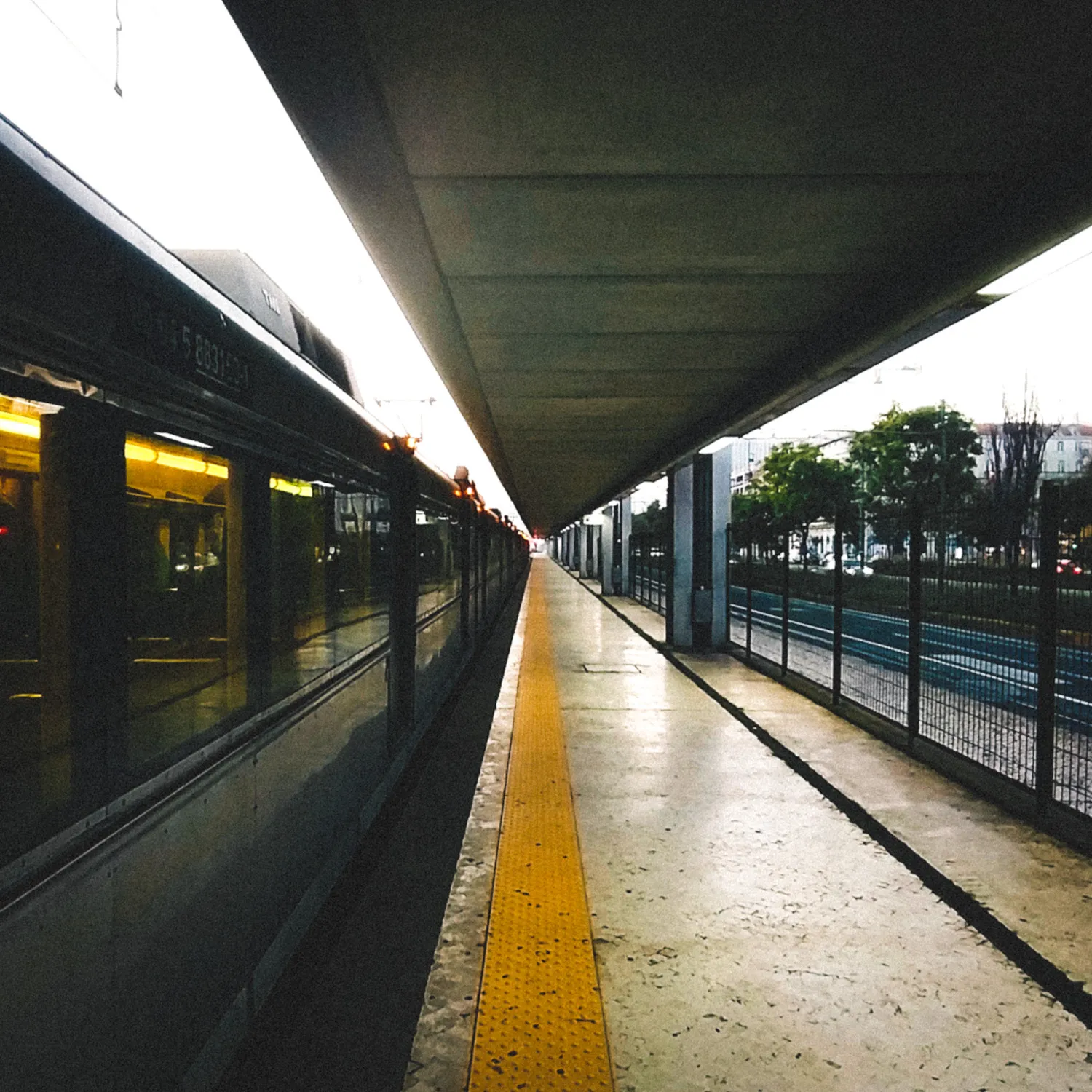 רכבת קשקאיש בתחנת קאיש דו סודרה בליסבון, ממחישה טיול יום קל ונגיש לעיר ים רגועה עם טיילת שטוחה
