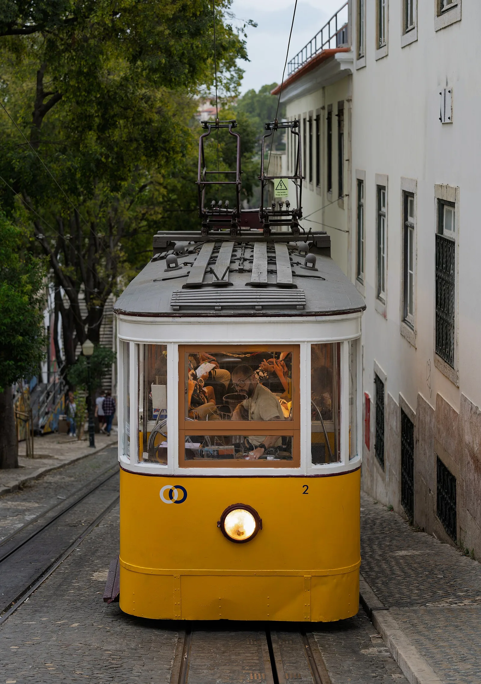 טרם צהוב היסטורי יורד ברחוב תלול ומרוצף בליסבון פורטוגל בשנת 2026