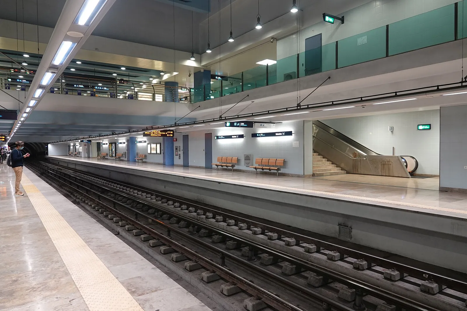 רציף נוסעים בתחנת מטרו מודרנית בליסבון פורטוגל